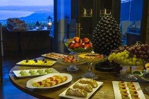 Free daily buffet breakfast  - Hotel Villa Ducale (Taormina)