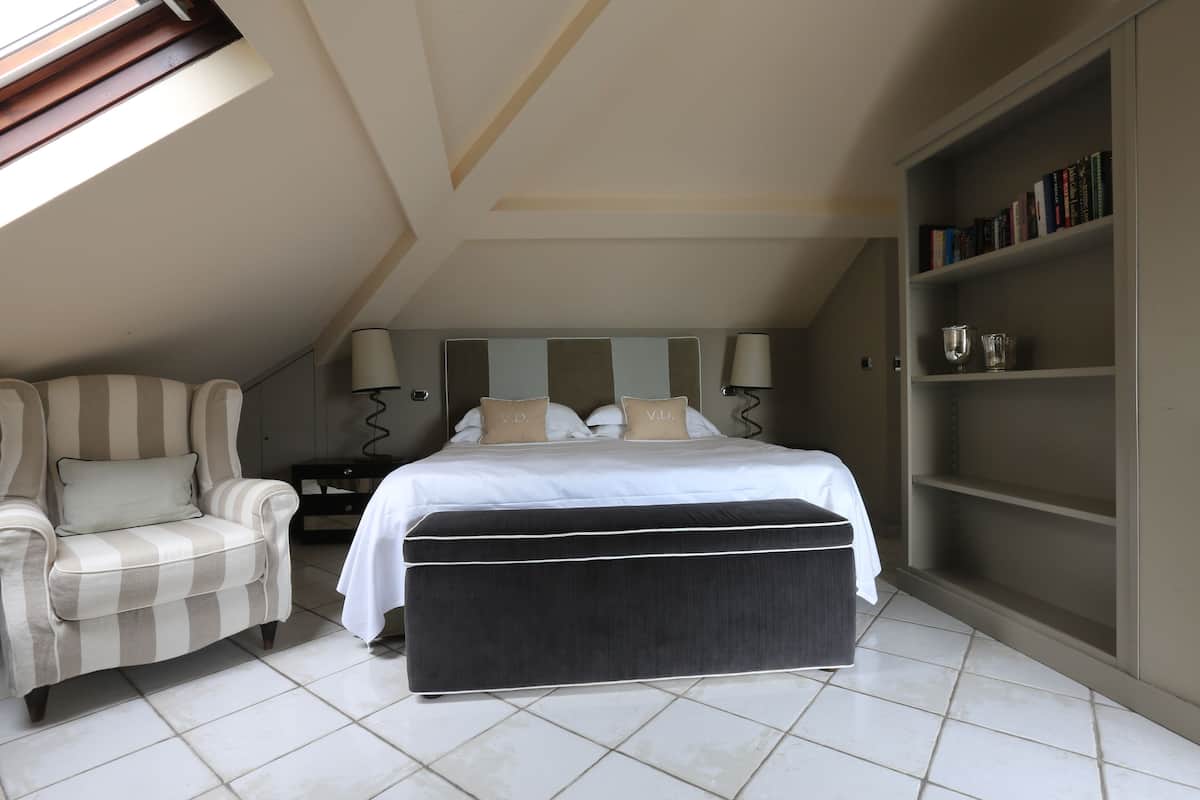 Junior-Doppel- oder -Zweibettzimmer, 1 Schlafzimmer, Bergblick, Meerseite (Superior) | 1 Schlafzimmer, Bettwäsche aus ägyptischer Baumwolle
