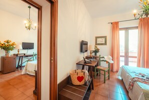 Habitació familiar, habitacions connectades, vistes al jardí | Minibar, caixa forta a l'habitació, mobiliari individual i escriptori 