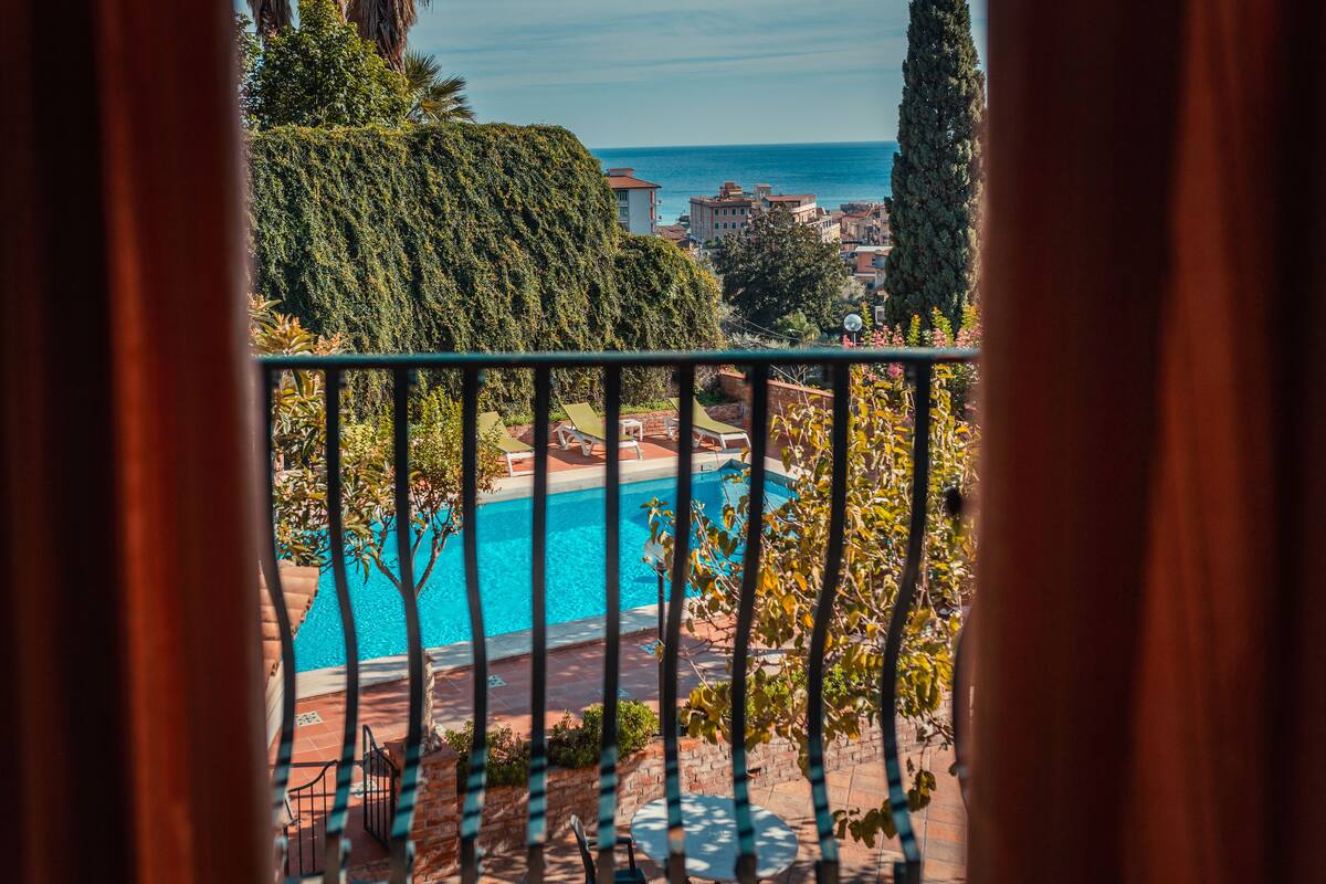 Une vue sur une piscine, avec un ciel dégagé et des bâtiments situés au loin.