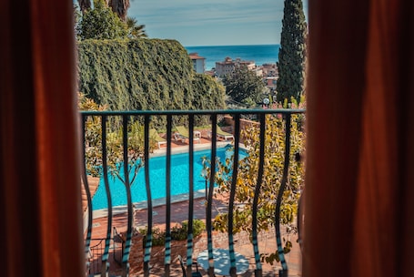 Superior Double or Twin Room, Sea View | Minibar, in-room safe, individually furnished, desk. Hotel Villa Sirina