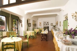 Esmorzar diari d'estil bufet gratuït