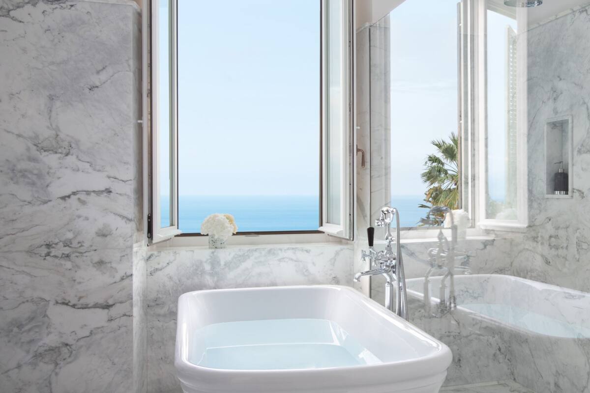combined shower/bathtub, rainfall showerhead, eco-friendly toiletries