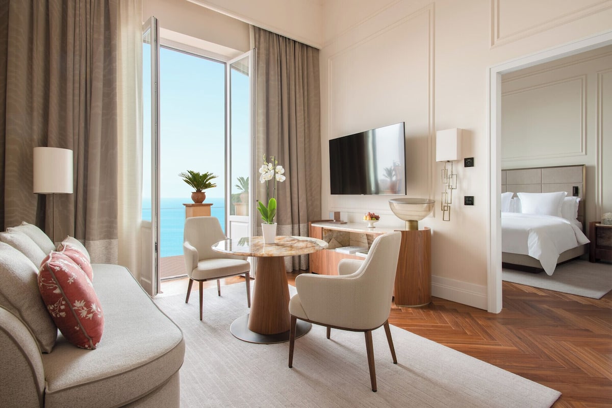 Seprai premium, selimut bulu angsa, bantalan ekstra lembut, dan minibar