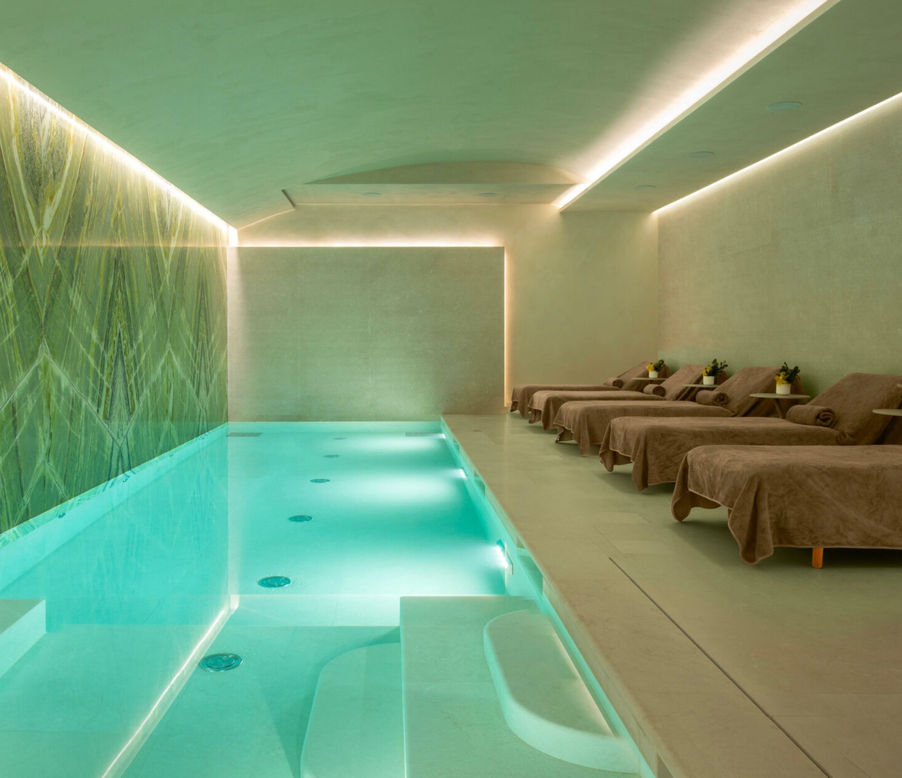 Couples treatment room(s), sauna, hot tub, steam room