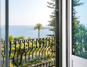 Premium bedding, down duvets, pillow-top beds, minibar