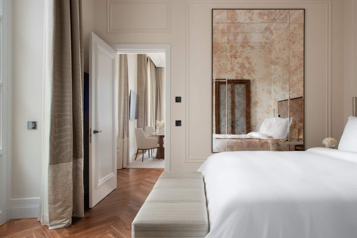 suite, non smoking (teatro) | premium bedding, down duvets, pillow-top beds, minibar