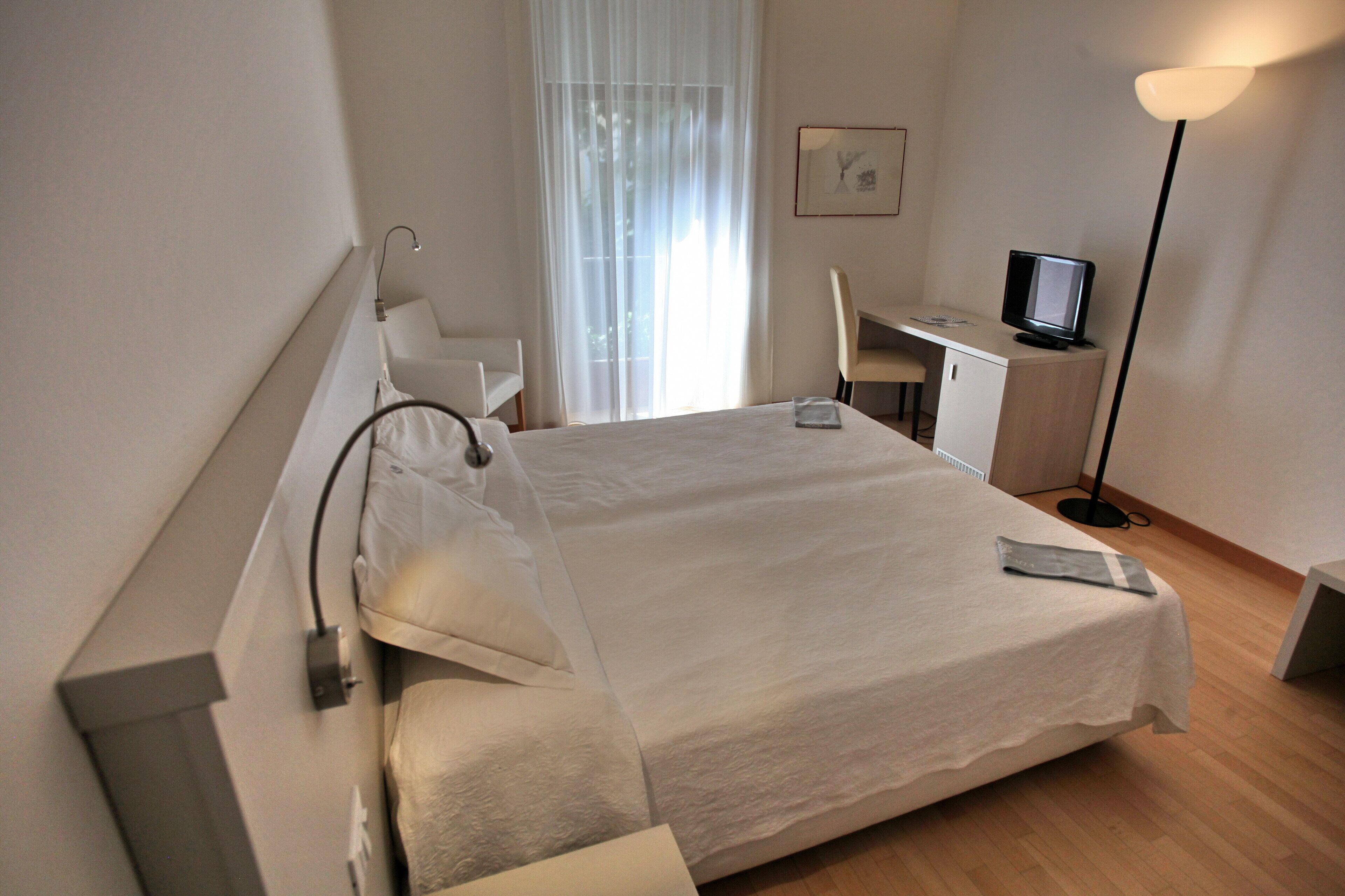 classic double room single use | 1 bedroom, minibar, in-room safe, desk