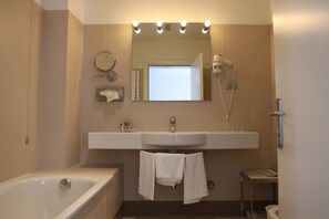 Superior Double or Twin Room | Bathroom