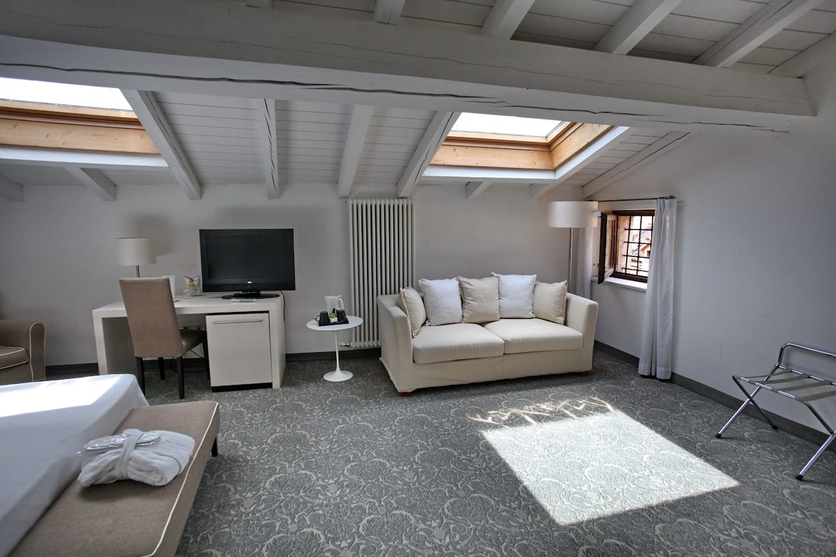 Suite junior | 1 habitación, minibar, caja de seguridad en la habitación y escritorio
