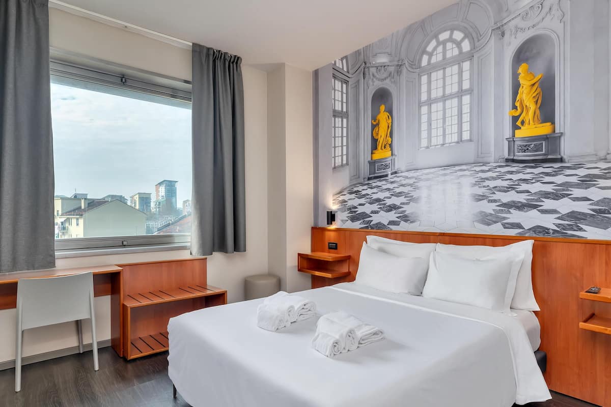 Superior dubbelrum - icke-rökare | DuntÀcken, minibar, vÀrdeförvaringsskÄp pÄ rummet och unika möbler