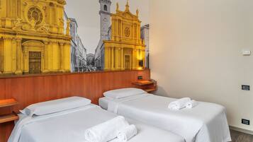 Habitación de hotel con dos camas, cabecero de madera, un reloj de pared y un mural grande de un edificio histórico.