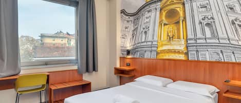 Kamar Double Standar, Bebas Asap Rokok | Selimut bulu angsa, minibar, dan brankas