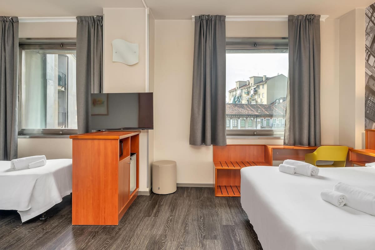 Selimut bulu angsa, minibar, dan brankas