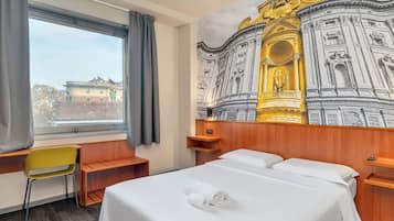 Habitación estándar doble, no fumadores | Edredones de plumas, minibar, caja fuerte y mobiliario individual