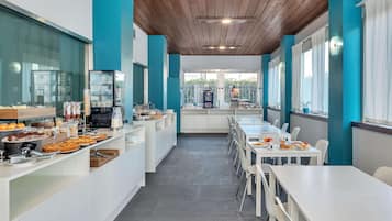 Tägliches Frühstücksbuffet (9.5 EUR pro Person)