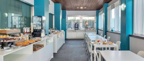 Frukostbuffé varje dag (EUR 9.5 per person)