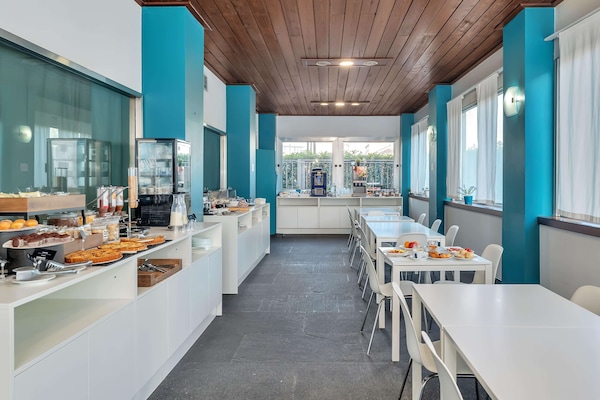 Tägliches Frühstücksbuffet (9.5 EUR pro Person)