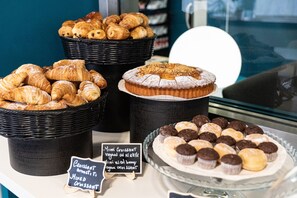 Daily buffet breakfast (EUR 9.5 per person)