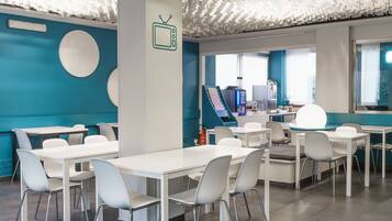 بوفيه فطور يوميًا بتكلفة قدرها (9.5 EUR للشخص)