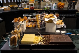 Desayuno buffet diario (EUR 23 por persona)