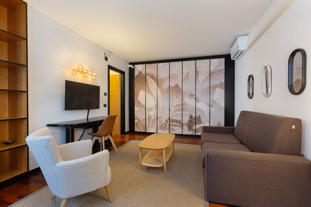 quadruple room | living area | flat-screen tv