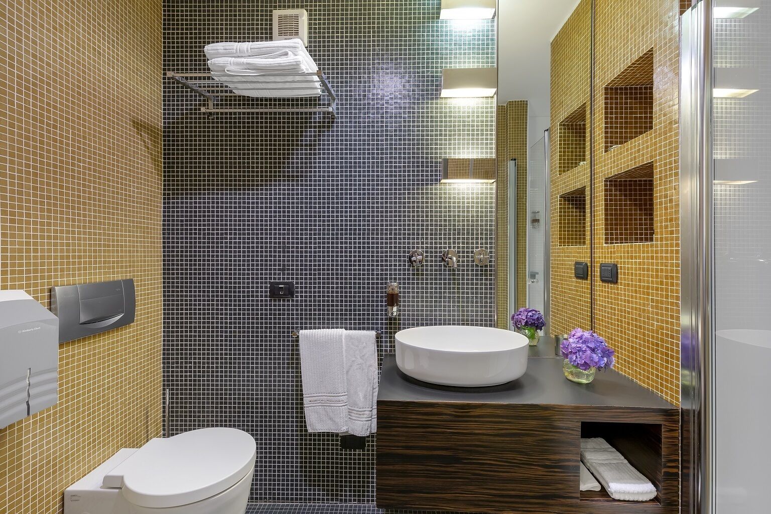 deluxe double room, courtyard view | bathroom | shower, free toiletries, hair dryer, slippers