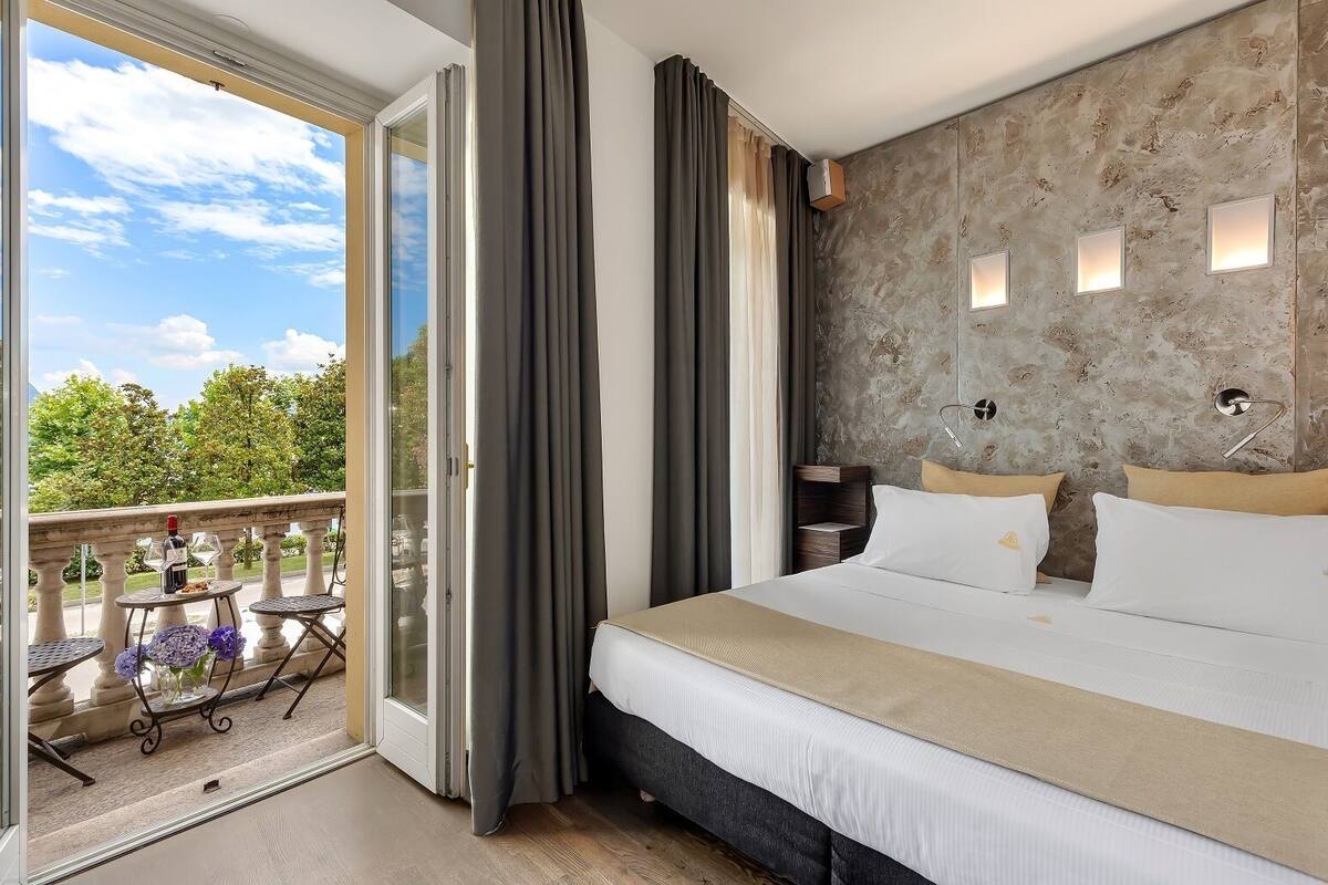 deluxe double room, balcony, lake view | 1 bedroom, minibar, in-room safe, desk