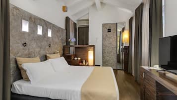 Deluxe Double Room, Courtyard View | Minibar, in-room safe, desk, blackout drapes
