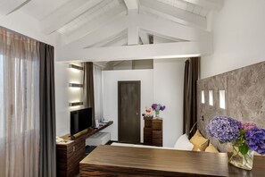Kamar Double Deluks, pemandangan halaman | 1 kamar tidur, minibar, brankas, dan meja kerja