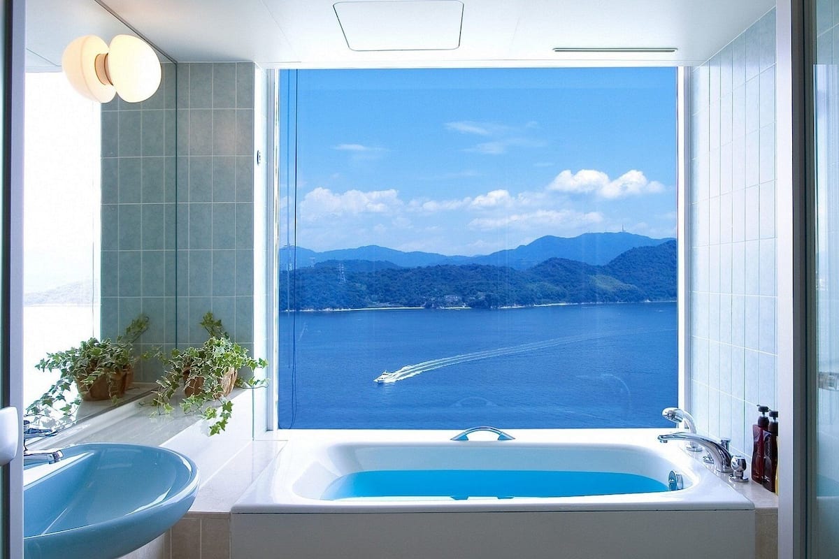 combined shower/bathtub, free toiletries, hair dryer, slippers