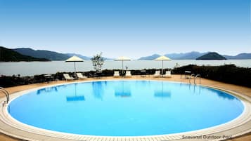 Una piscina al aire libre de temporada