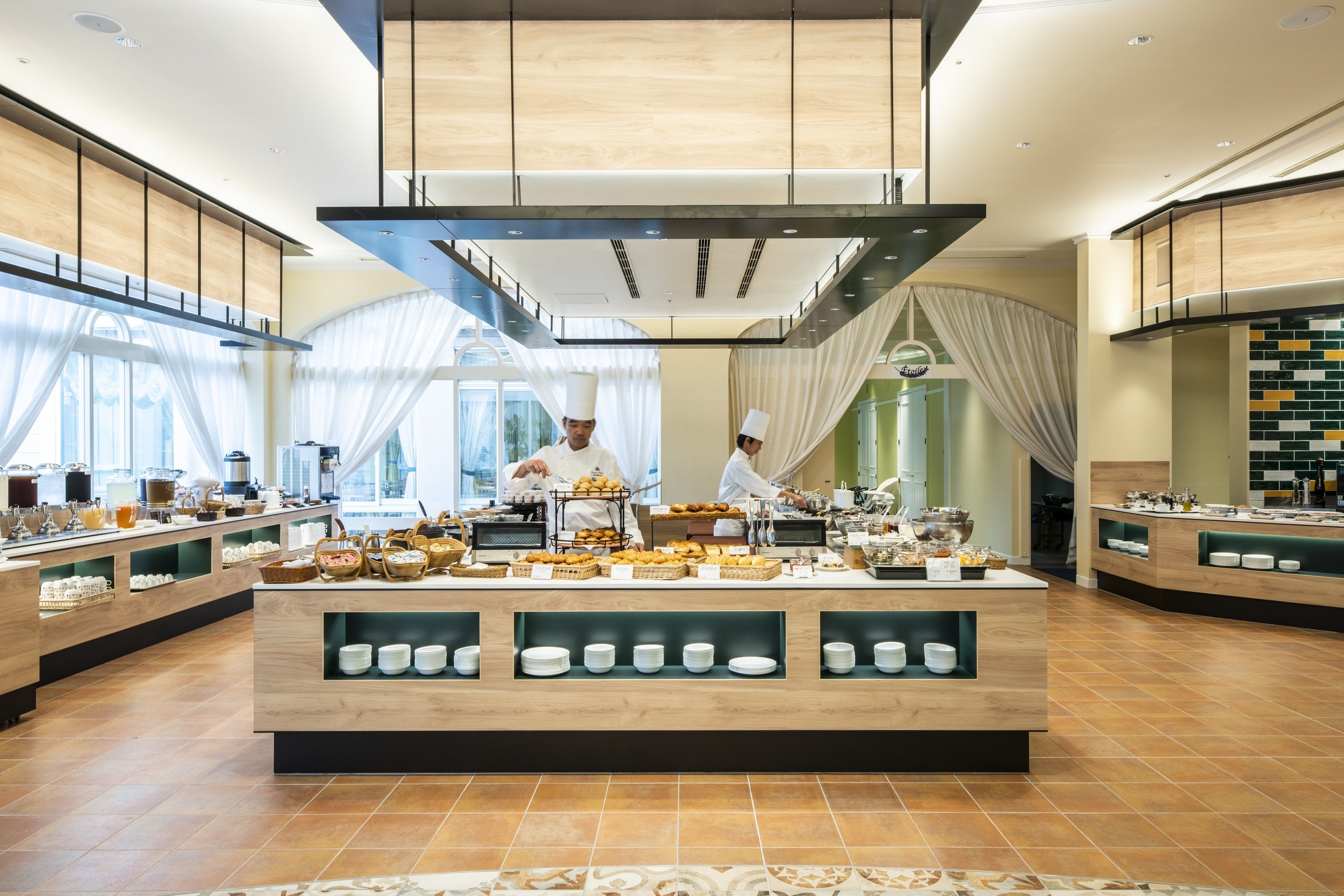 2 restaurants; breakfast, lunch, and dinner served