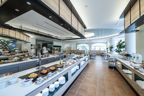 2 restaurants, breakfast, lunch, dinner served; Japanese cuisine