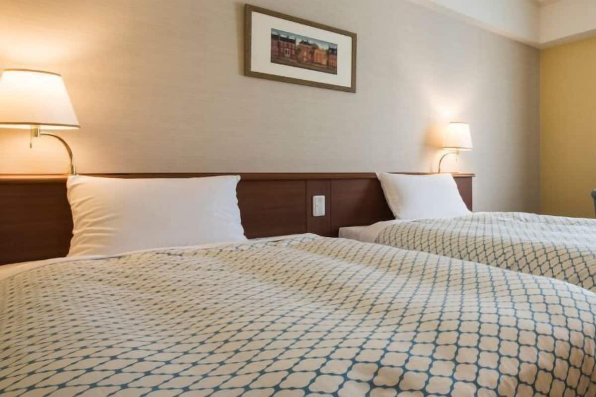 Premium bedding, down comforters, in-room safe, desk