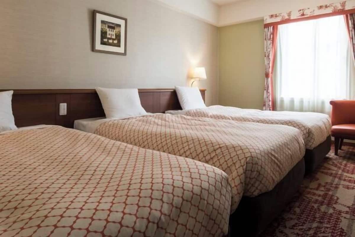 Premium bedding, down comforters, in-room safe, desk
