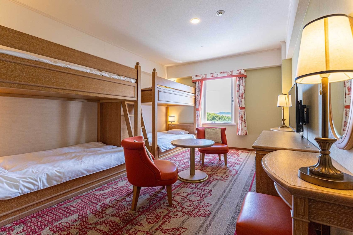 Party Quad Room