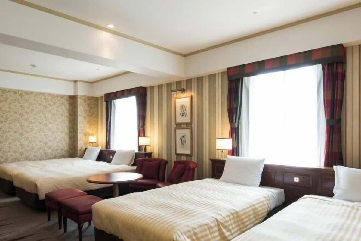 Premium bedding, down comforters, in-room safe, desk