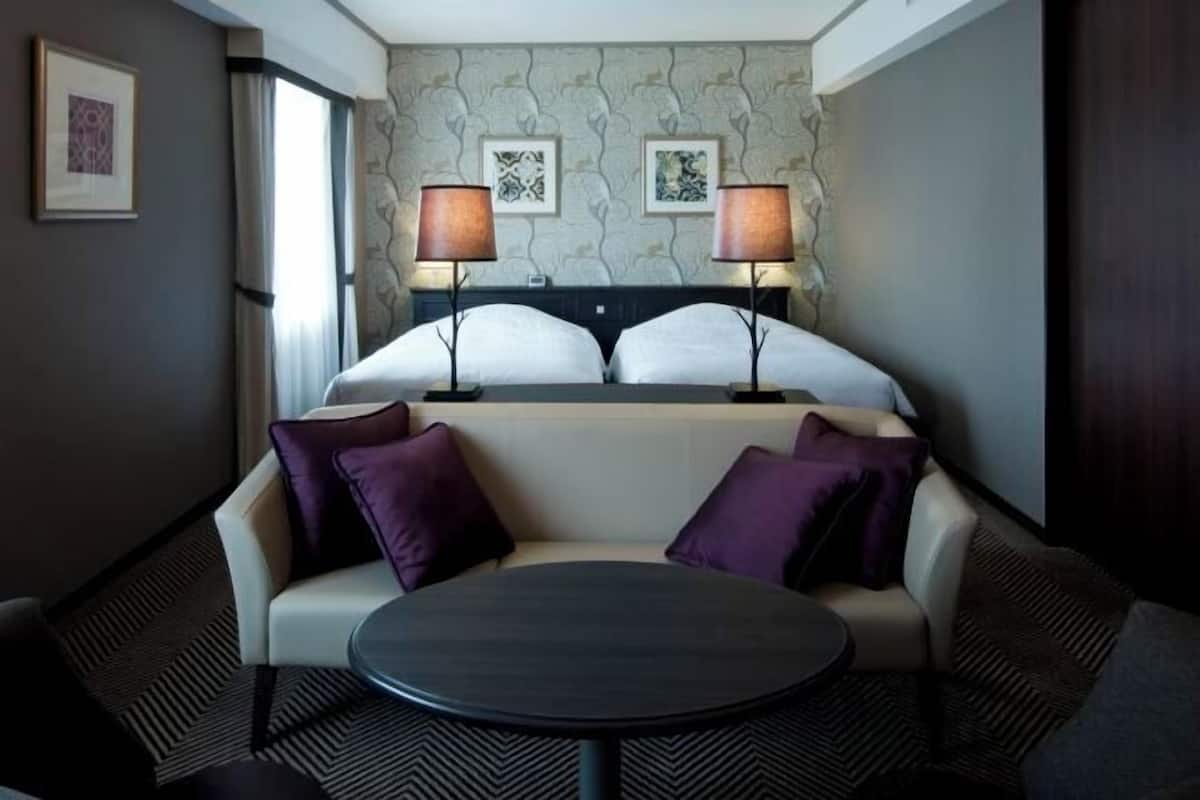 Premium bedding, down comforters, in-room safe, desk