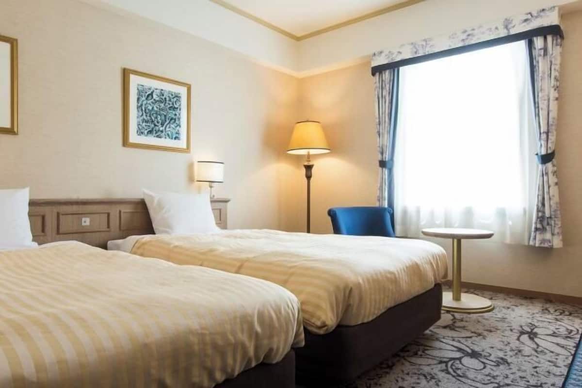 Premium bedding, down comforters, in-room safe, desk