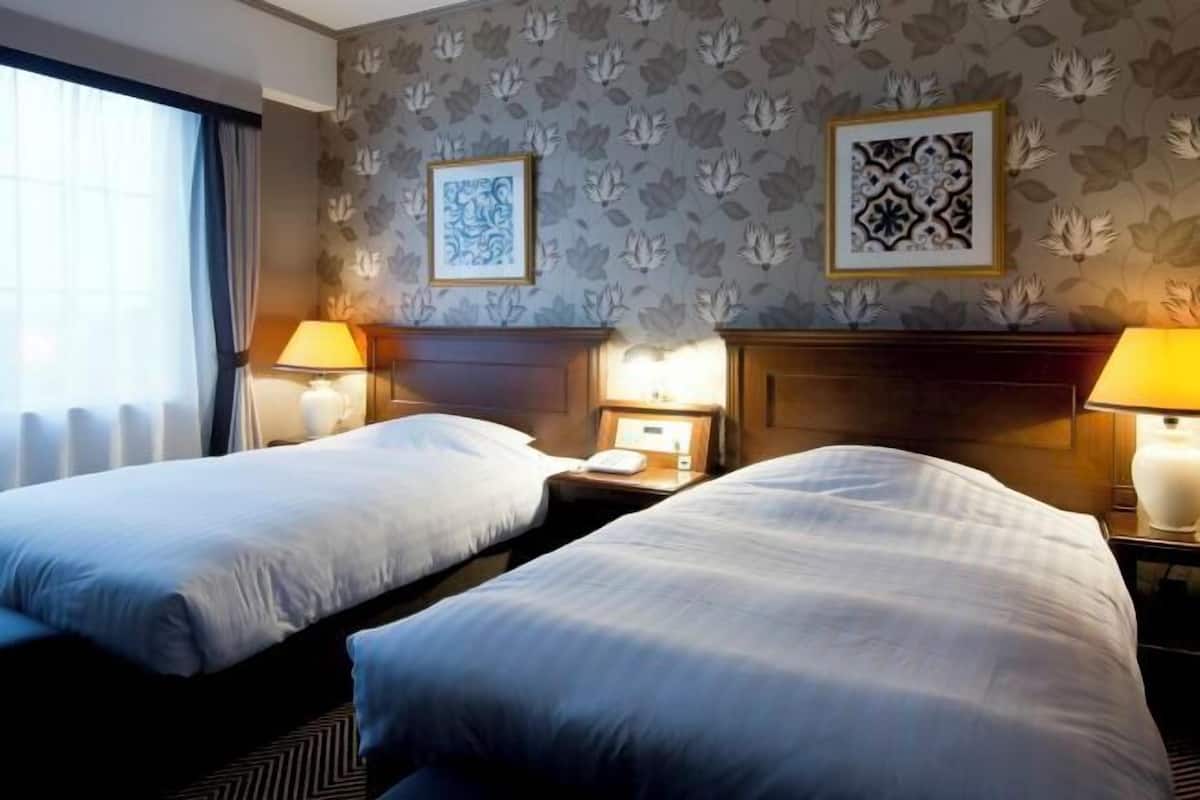 Premium bedding, down comforters, in-room safe, desk