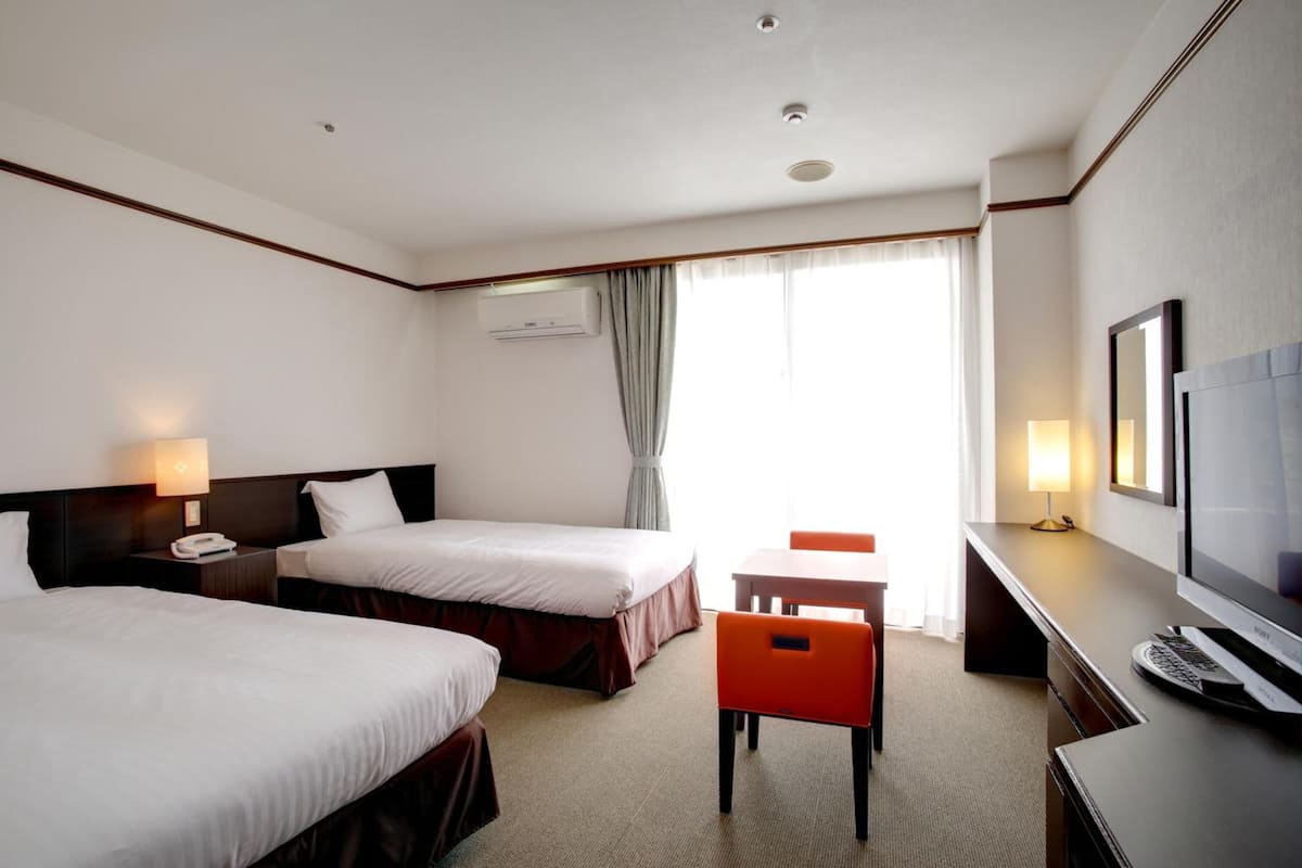 Premium bedding, down duvets, desk, iron/ironing board
