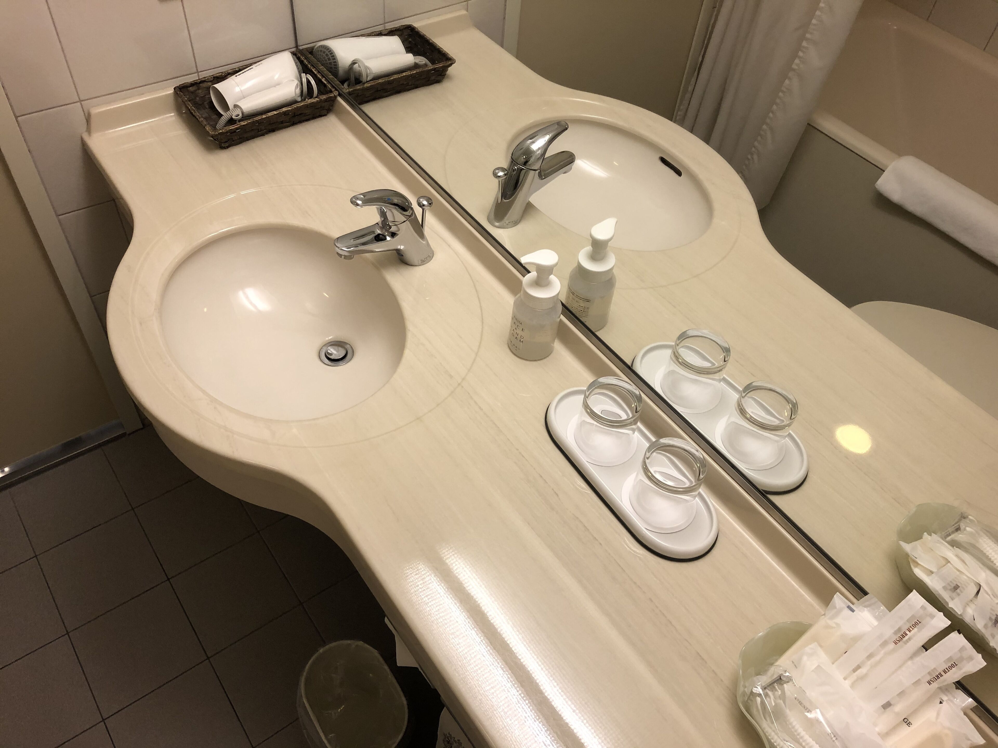 combined shower/bathtub, free toiletries, hair dryer, slippers