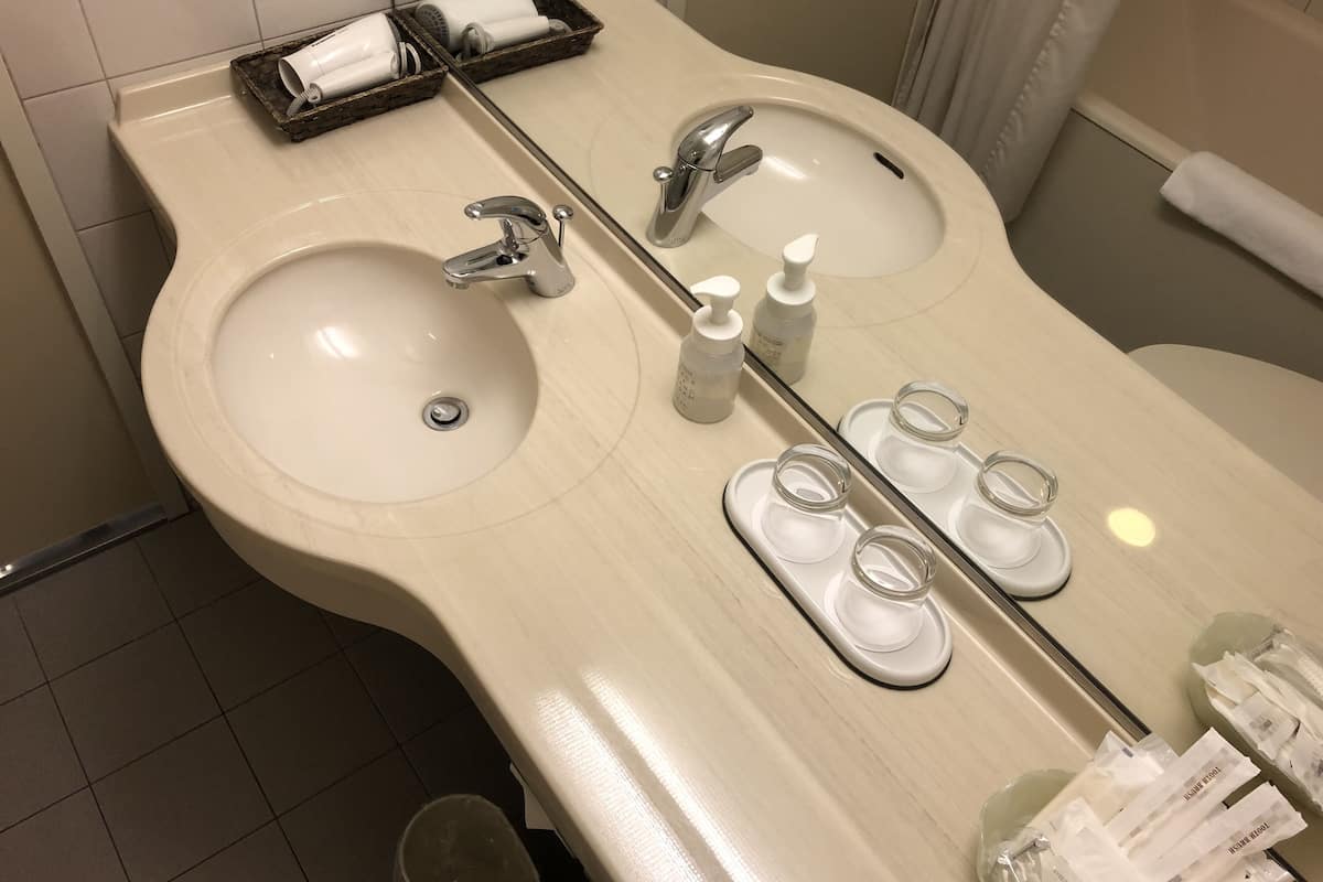 combined shower/bathtub, free toiletries, hair dryer, slippers