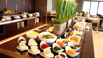Daily buffet breakfast (JPY 3800 per person)