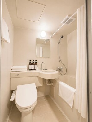 Combined shower/bathtub, hair dryer, bathrobes, slippers - Hotel Sho Sapporo (Sapporo)