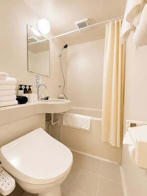 Combined shower/tub, hair dryer, bathrobes, slippers - Hotel Sho Sapporo (Sapporo)