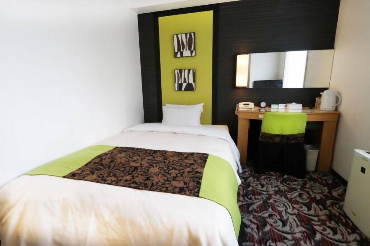 Daunenbettdecken, Schreibtisch, Verdunkelungsvorhänge