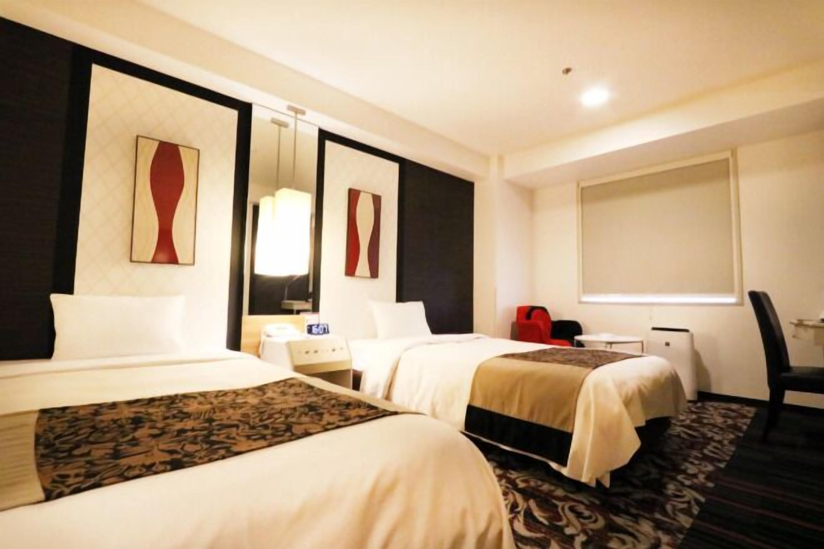 Daunenbettdecken, Schreibtisch, Verdunkelungsvorhänge