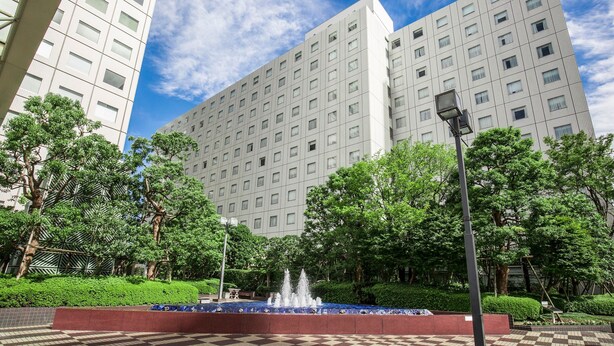 A modern building with a fountain in front. - New Otani Inn Tokyo (Tokyo)